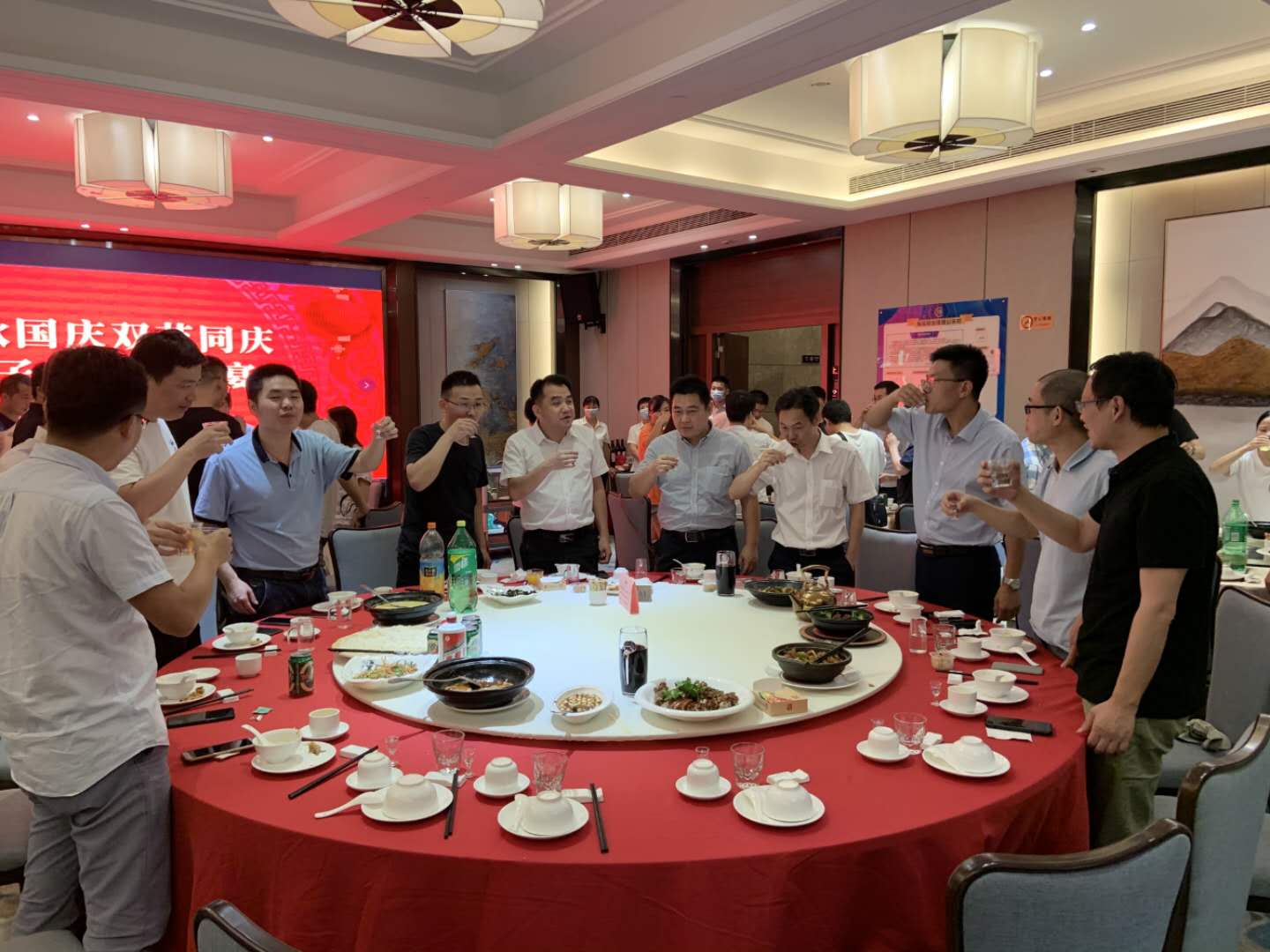 中秋國慶雙節(jié)同慶，旭子家人團圓宴
